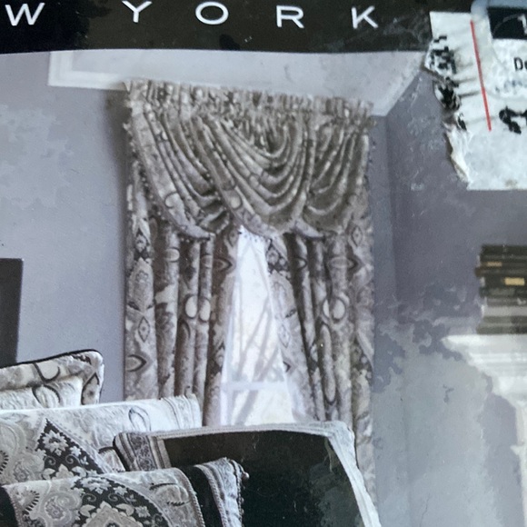 J.Queen New York Waterfall Valance Size 49 inches x 33 inches. - Picture 6 of 6